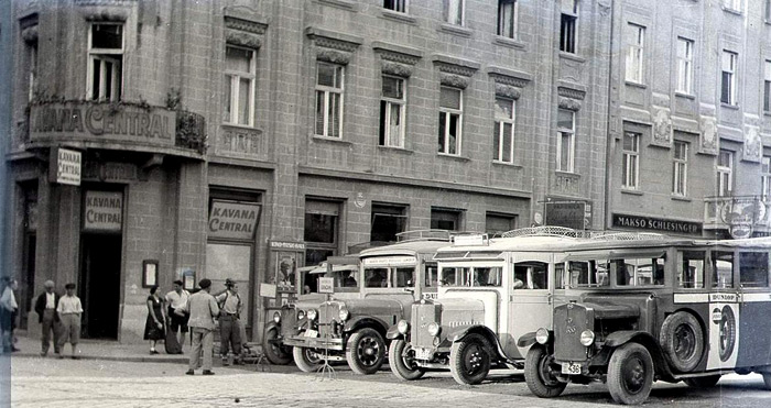 Vlaška - Palmotićeva 1931. godine. Stajalište autobusa za (prigradska naselja) Šestine i Čučerje